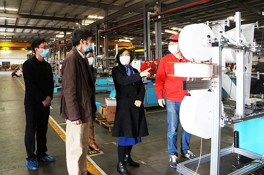 青浦区政协主席李华桂等向导莅临上；Ｌ舫峭返餮