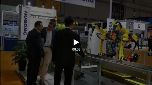 进博会首日太阳城网址意大利CEA展位旅行者关注机械人焊接系统